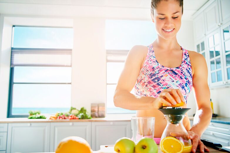 Os zumes recén exprimidos pódense consumir cunha nutrición adecuada para a perda de peso